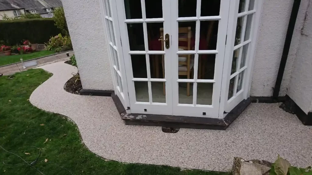 Wavy white resin-bound path around a house